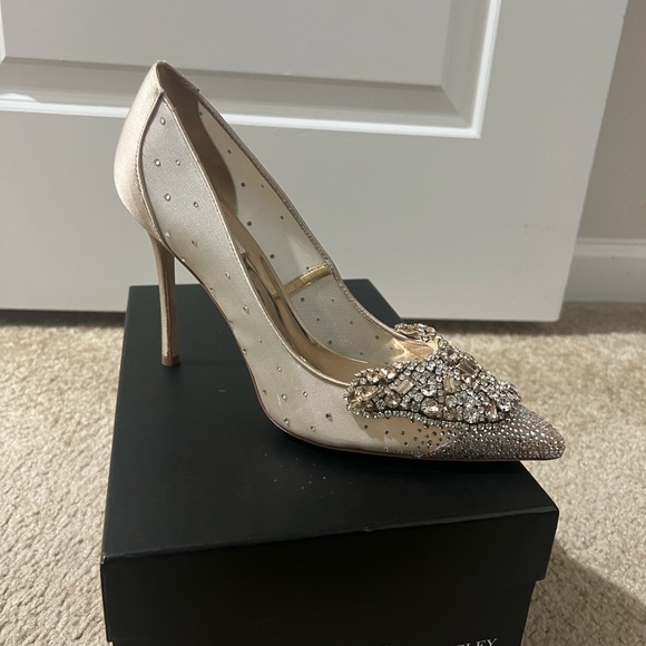 badgley mischka quintana crystal embellished pump